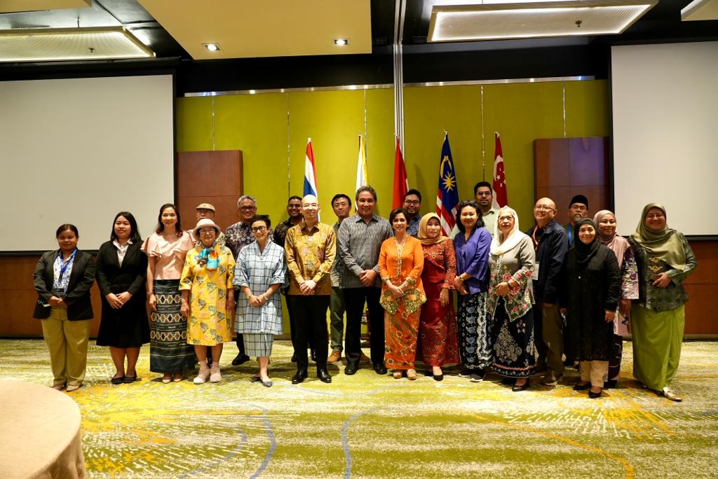 INDONESIA RESMI USULKAN KEBAYA KE UNESCO BERSAMA 4 NEGARA ASEAN
